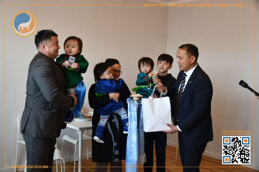 Дорноговьд мэндэлсэн гурван ихэр хүү гурван өрөө байртай боллоо