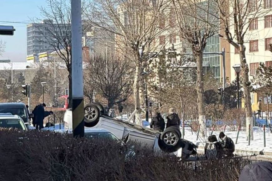 Гарцаар гарч байсан гурван хүнийг мөргөж, машин онхолдсон осол гарчээ