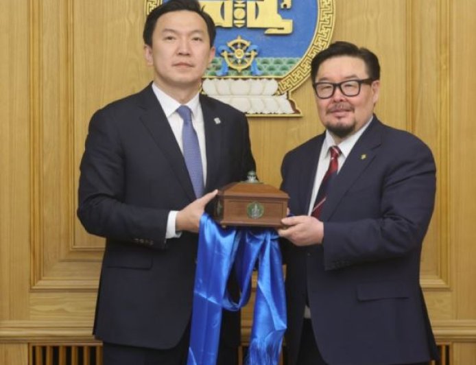 Монгол Улсын 35 дахь Ерөнхий сайд Н.Учрал Засгийн газрын тамгаа гардаж авлаа